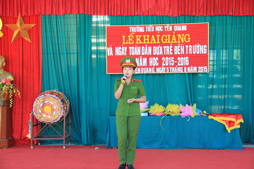 Students of the PPA exchanged with the teachers and pupils of Yen Quang primary school